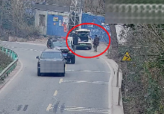 <strong>他多次趁某工地安保人员</strong>