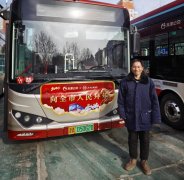 躬身排查公交车的每一处