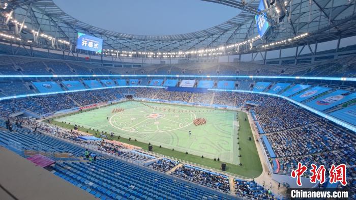 2024年大连全国职工足球邀请赛在梭鱼湾开幕：鼓