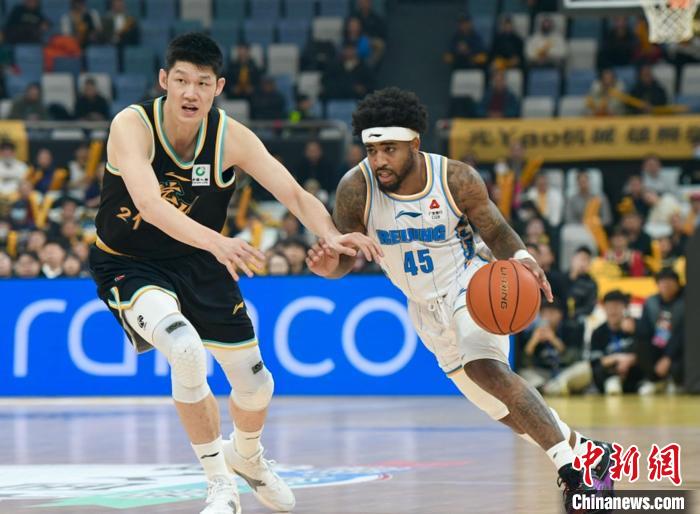 广厦对阵广东：双子星对位胡明轩与周琦成胜负