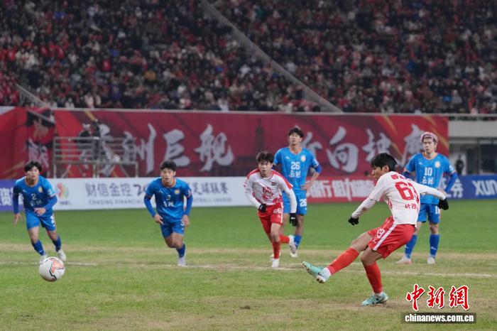 湘超的野生球场之路：草根足球如何撬动湖南城