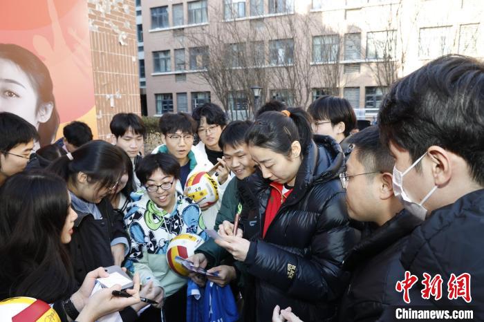 天津女排冠军姚迪入职大学 教授排球传递女排精