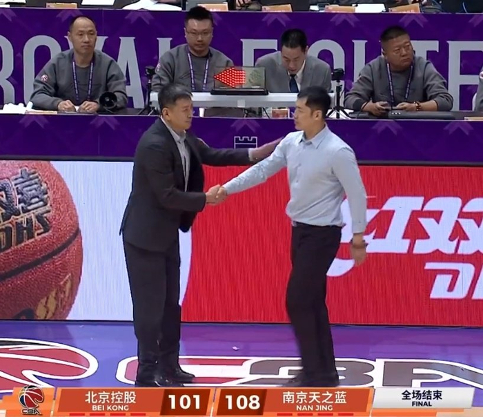 北控男篮主场不敌南京同曦 张庆鹏落寞引出防守