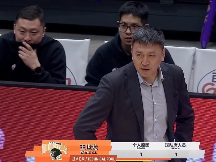 北控男篮主场不敌南京同曦 张庆鹏落寞引出防守