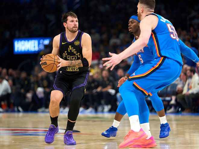 雷霆大胜湖人领跑西部 马刺11连胜开拓者跻身第