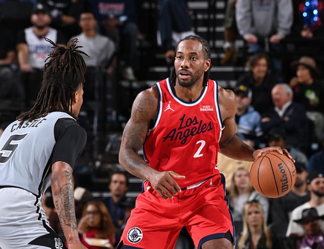 雷霆大胜湖人领跑西部 马刺11连胜开拓者跻身第