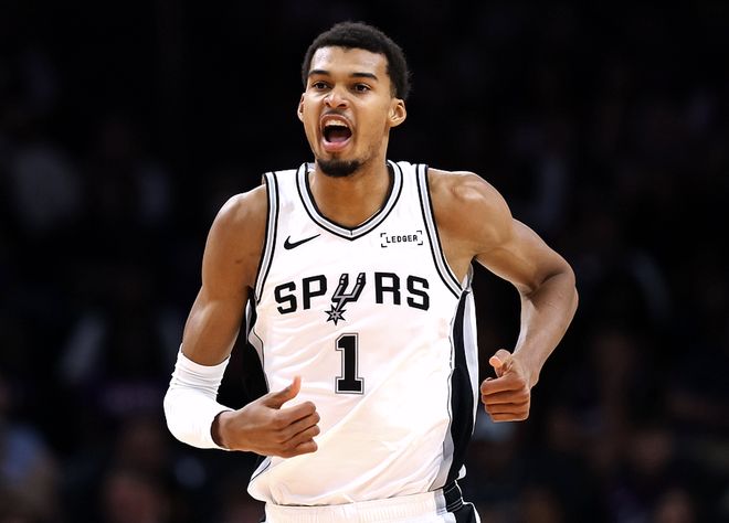 雷霆大胜湖人领跑西部 马刺11连胜开拓者跻身第