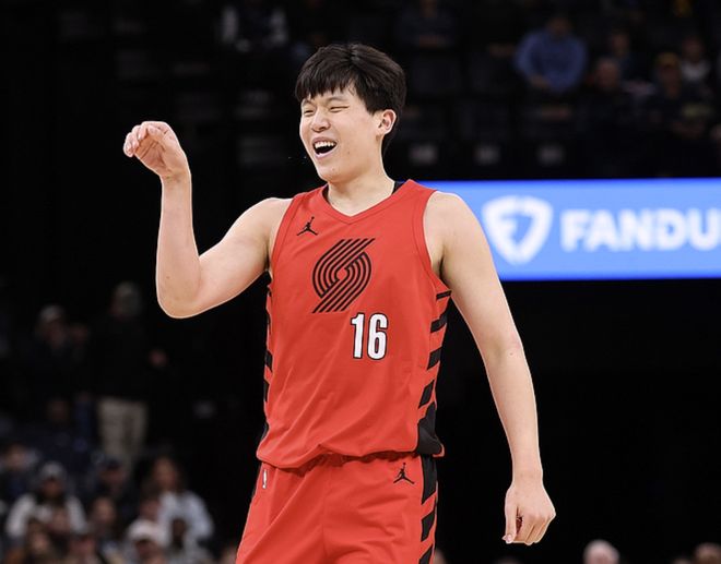 雷霆大胜湖人领跑西部 马刺11连胜开拓者跻身第