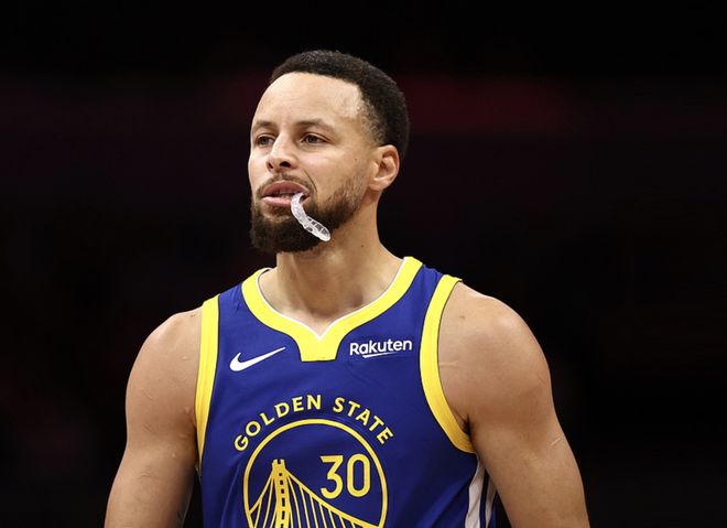 雷霆大胜湖人领跑西部 马刺11连胜开拓者跻身第