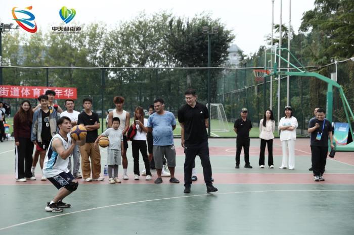 首钢老队长陈磊助阵民间篮球赛与球员展开交流