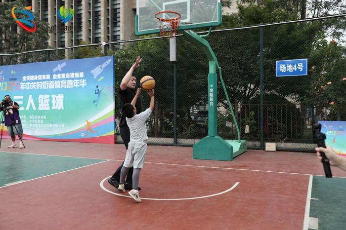 首钢老队长陈磊助阵民间篮球赛与球员展开交流